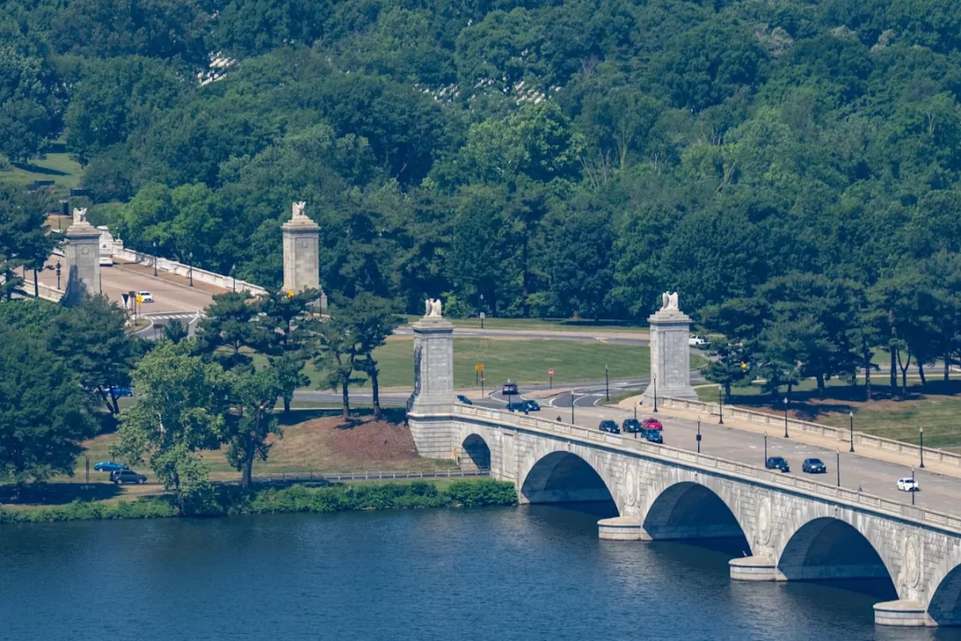 Trump’s proposed Washington arch gets another review