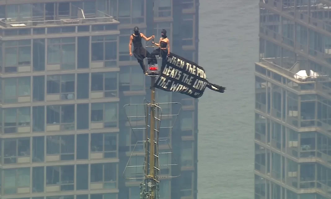 2 daredevils climb Empire State Building, appear to propose