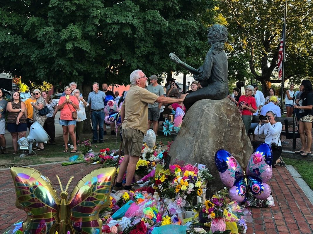 Dolly Parton’s love of the Great Smoky Mountains helped transform her hometown